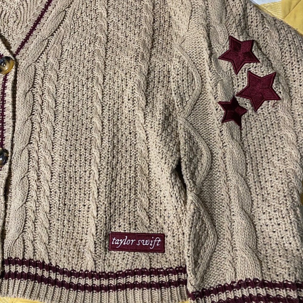Taylor Swift | authentic rare 2020 holiday beige red Folklore cardigan sweater M - Picture 4 of 8